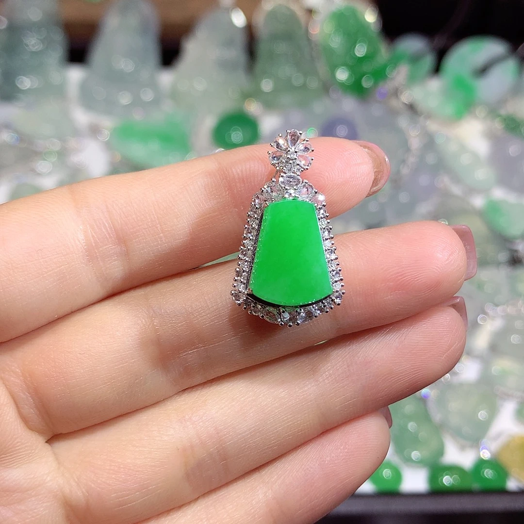 翡翠18K金镶嵌颈饰牌