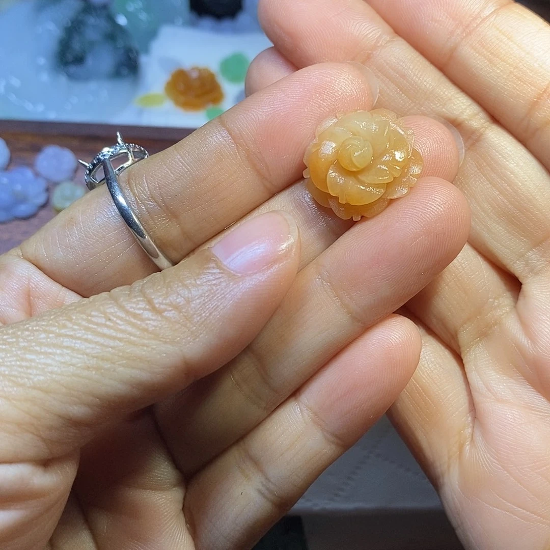 臻***喜定制翡翠未镶嵌花