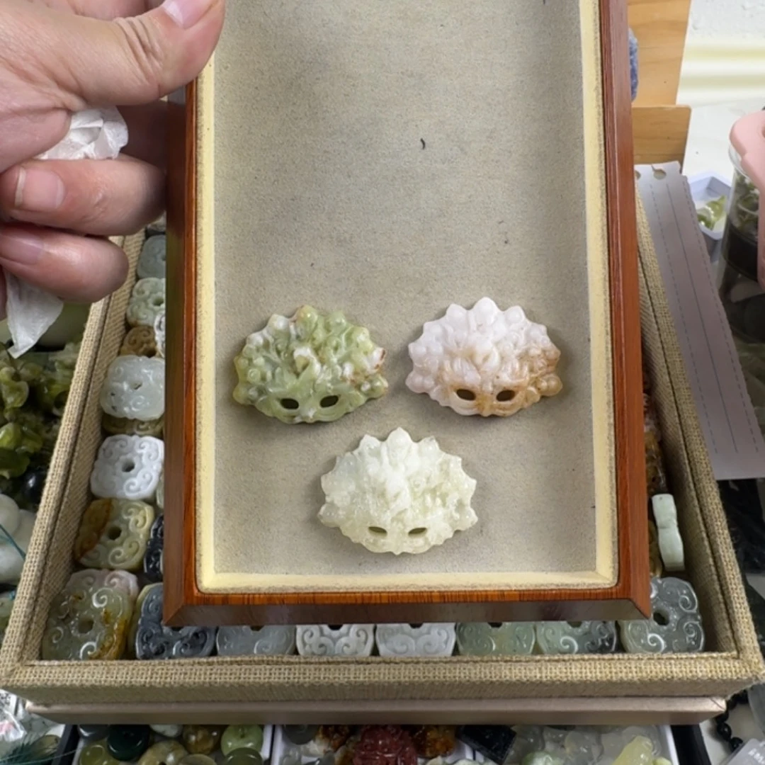 蛇纹石玉合金颈饰默认有瑕