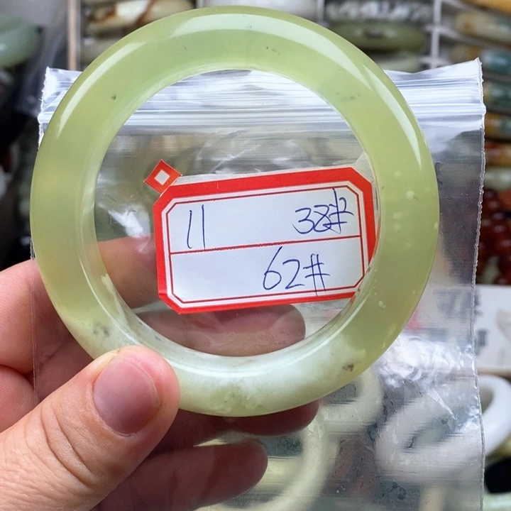 未镶嵌蛇纹石玉颈饰