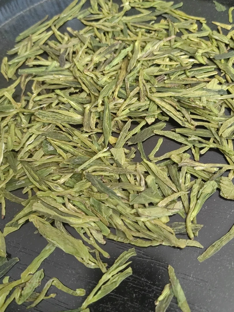 2025龙白茶，叶翠绿，口感浓，清香。