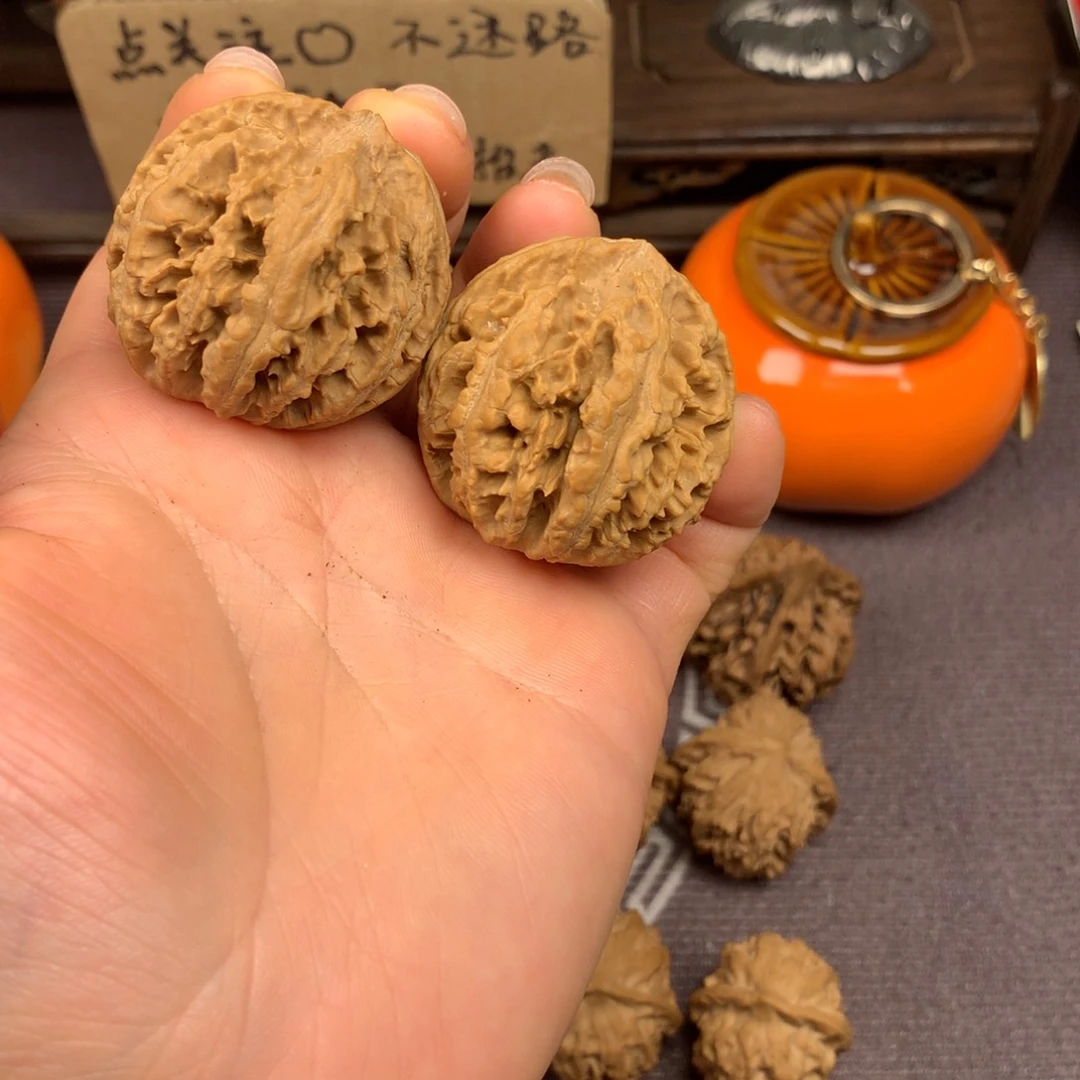 清*秦岭山脉和青山环绕在