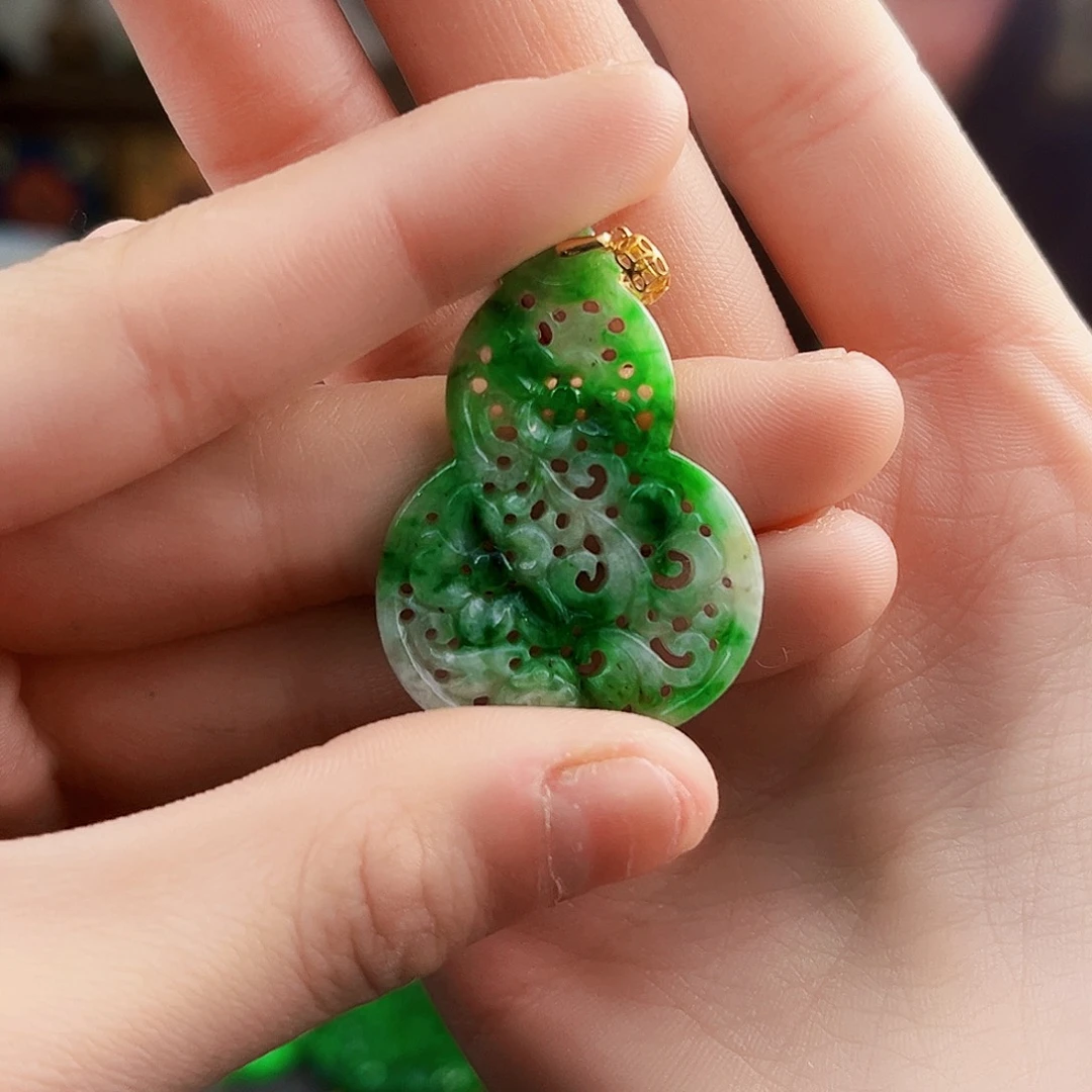 颈饰18K金镶嵌翡翠多样性