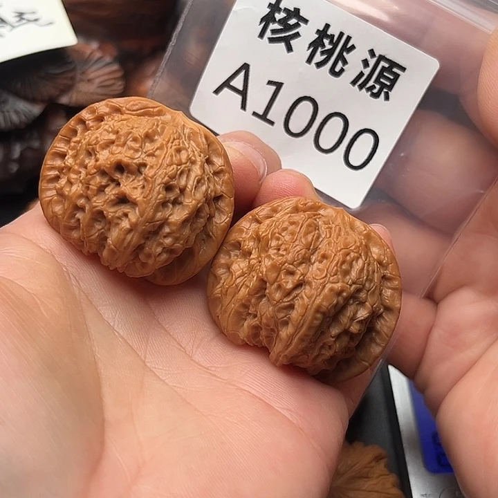 文玩核桃吊坠血麒麟40