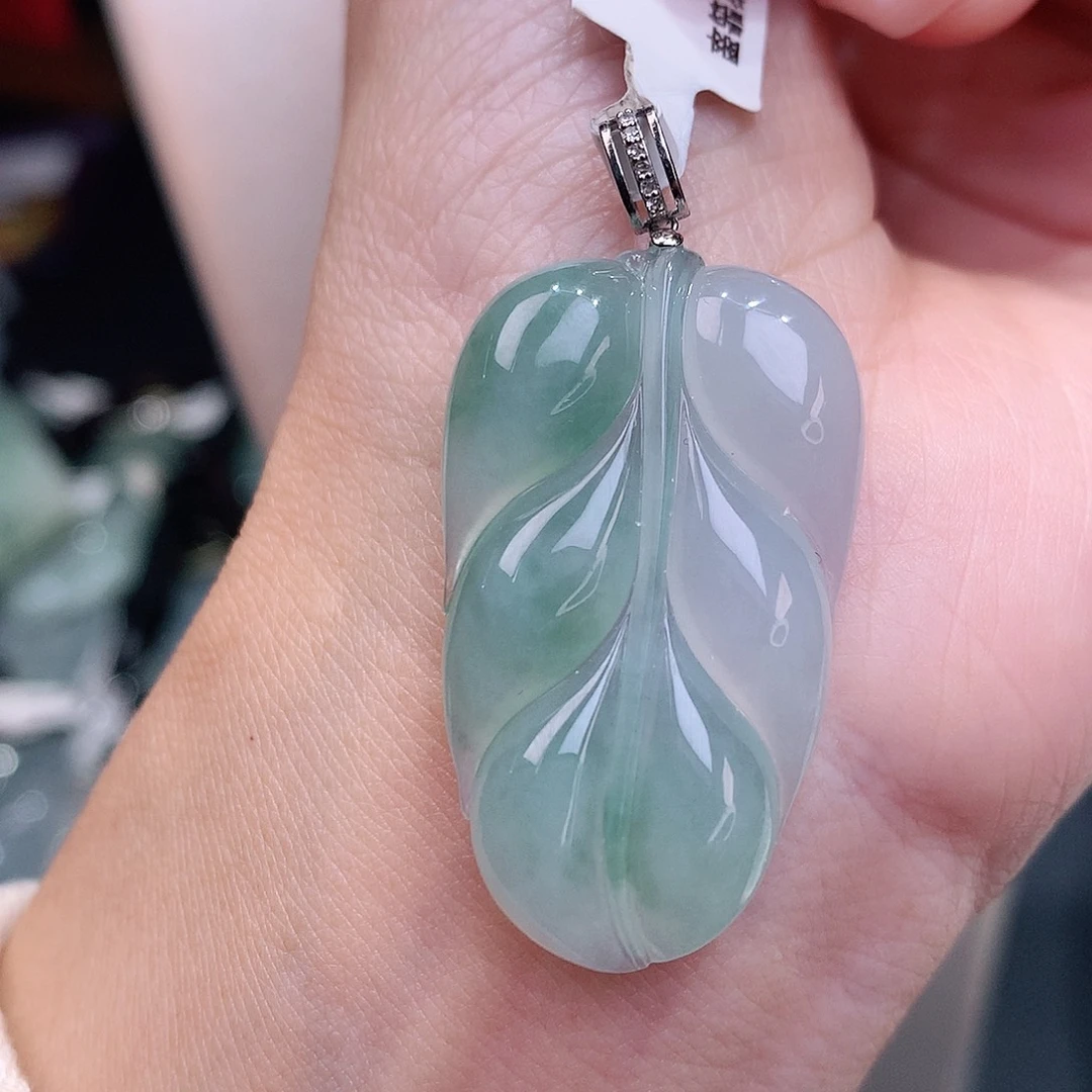 颈饰18K金镶嵌翡翠冰润叶子
