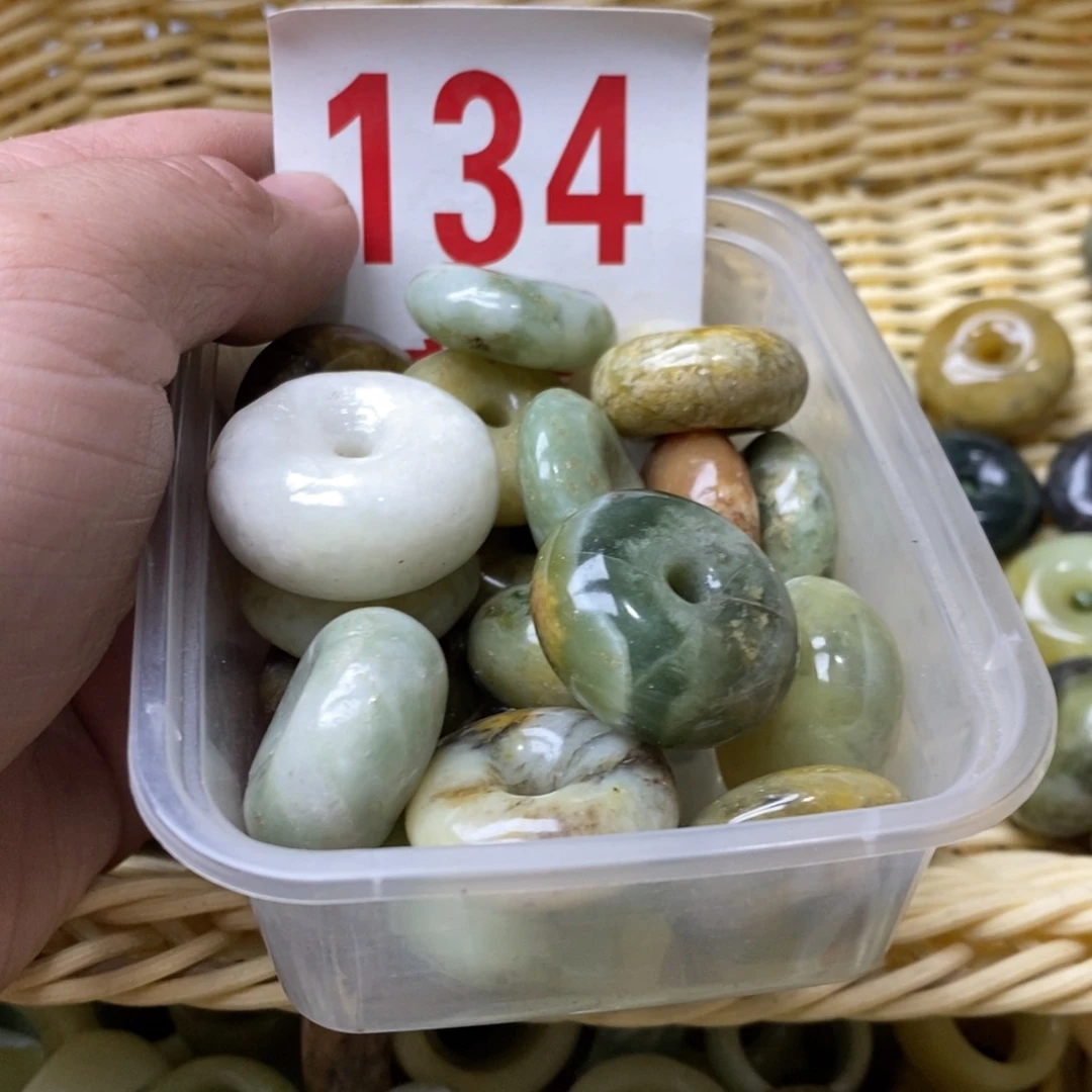 蛇纹石玉挂坠未镶嵌