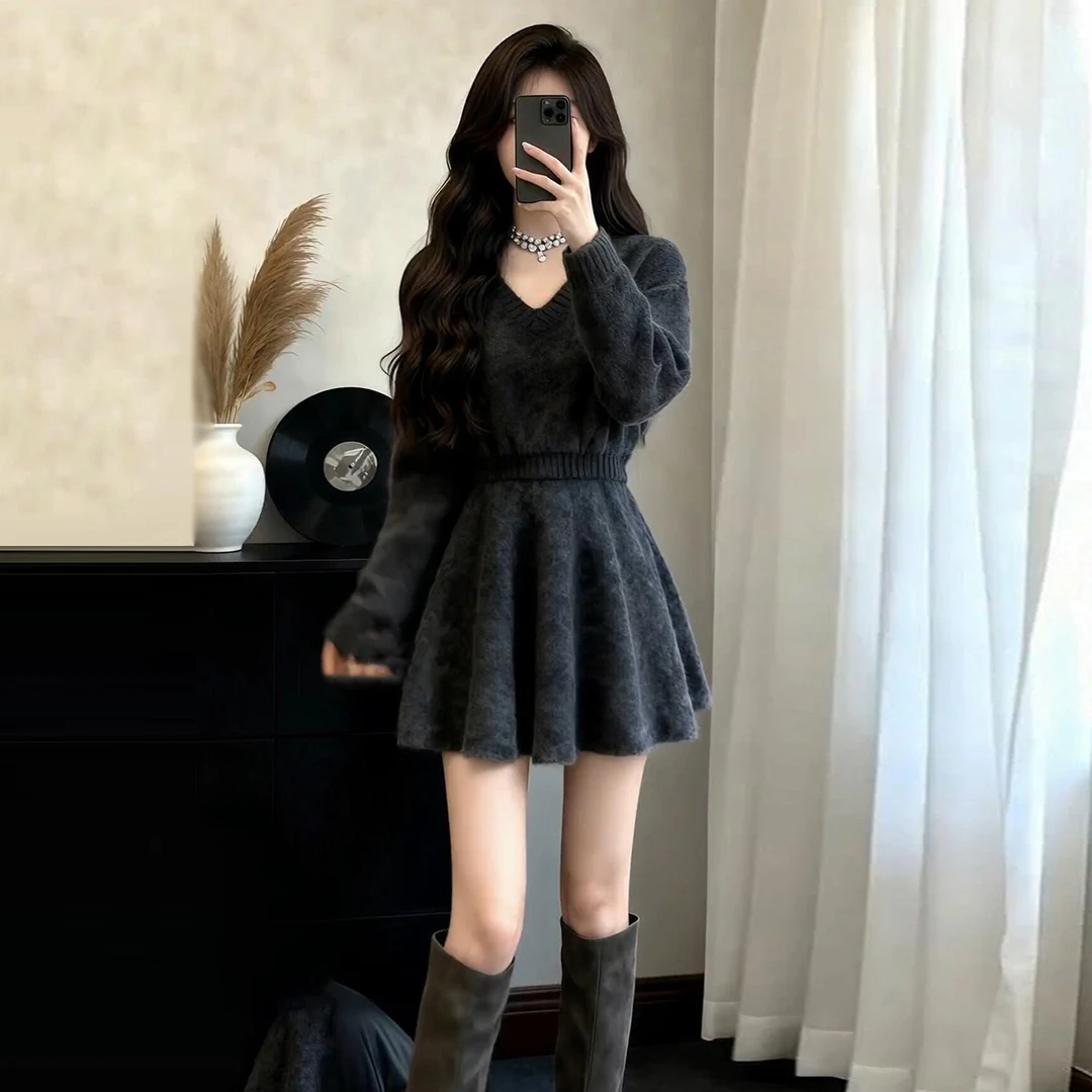 灰色v领长袖连衣裙子秋冬2025新款时尚洋气百搭女装气质毛衣短裙