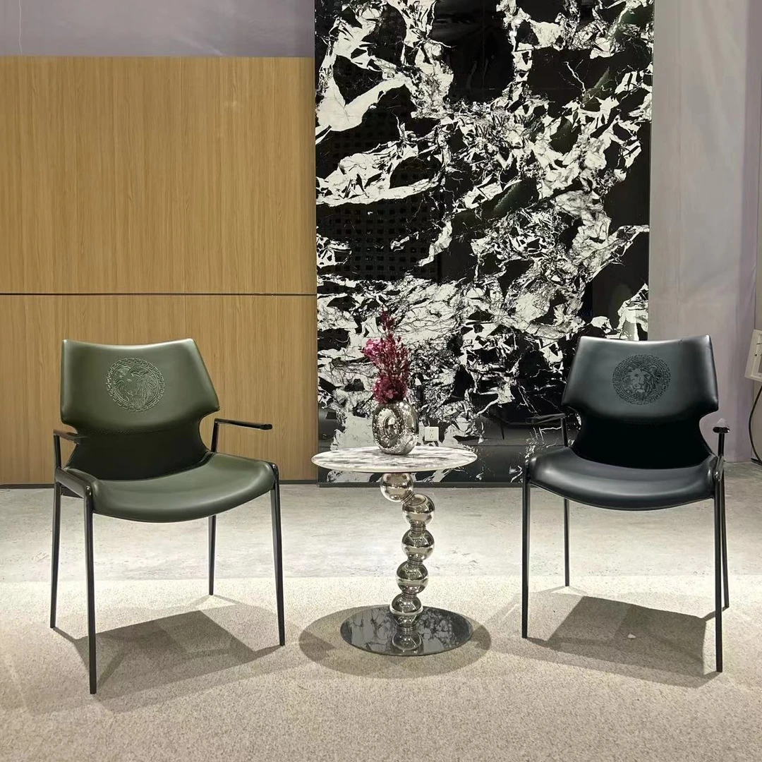 意式轻奢马鞍皮餐椅家用简约现代碳钢扶手儿童凳椅百搭酒店洽谈椅