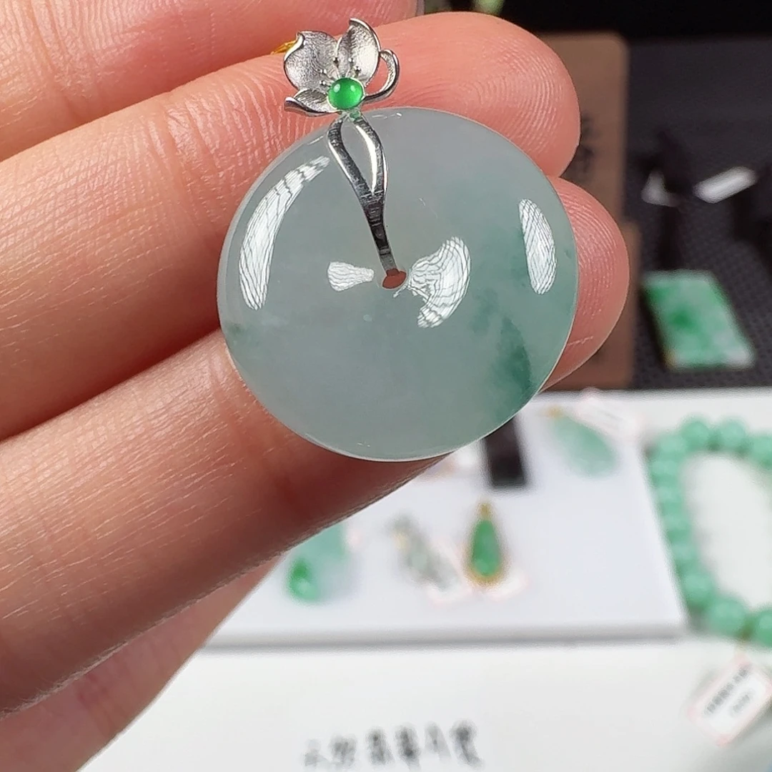 翡翠18K金镶嵌颈饰