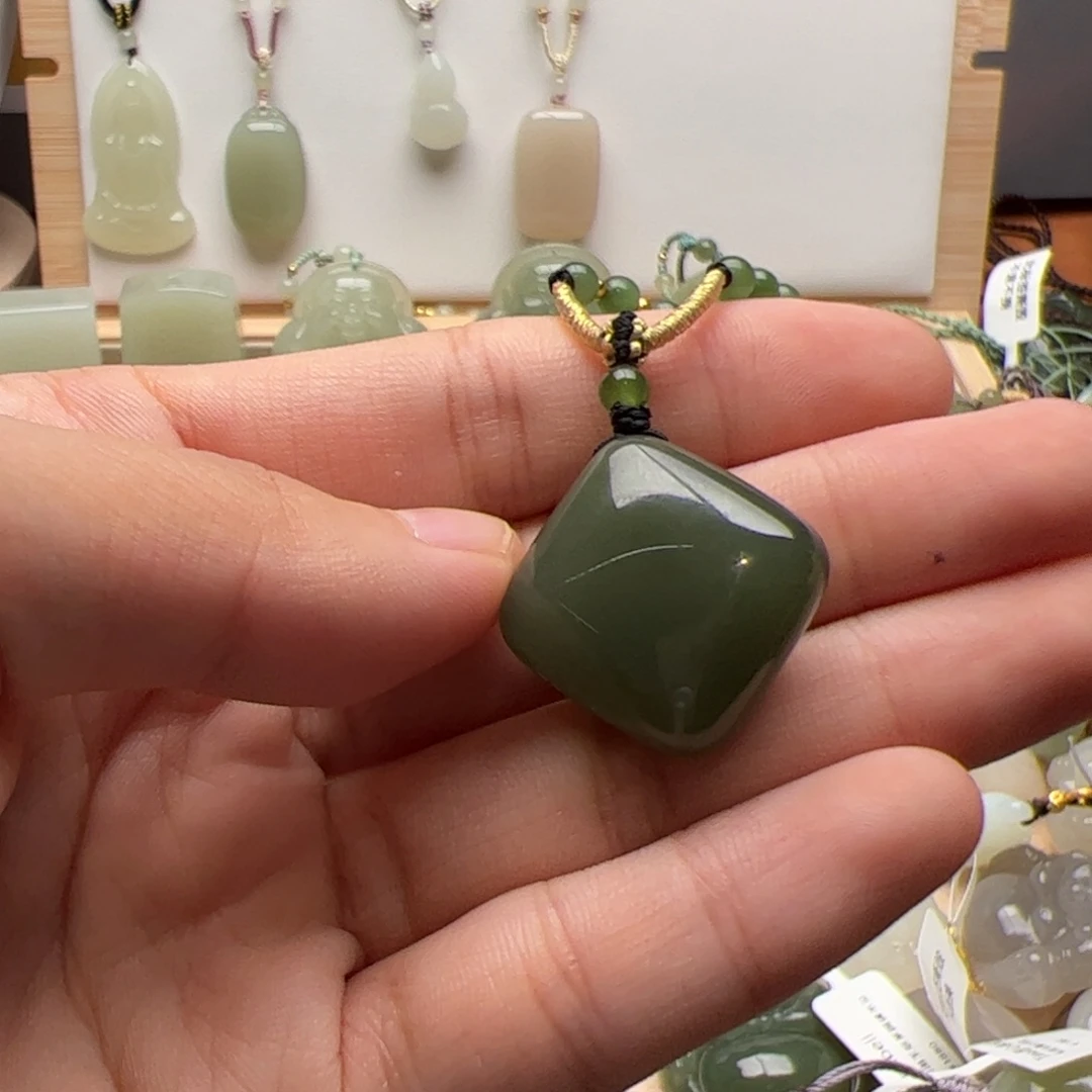 *****颈饰未镶嵌和田玉