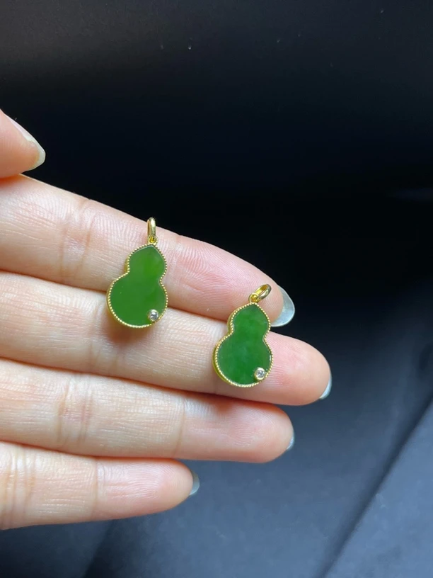 西亚珠宝YF48-18k金镶和田玉碧玉葫芦吊坠15*10*4多样性发其一