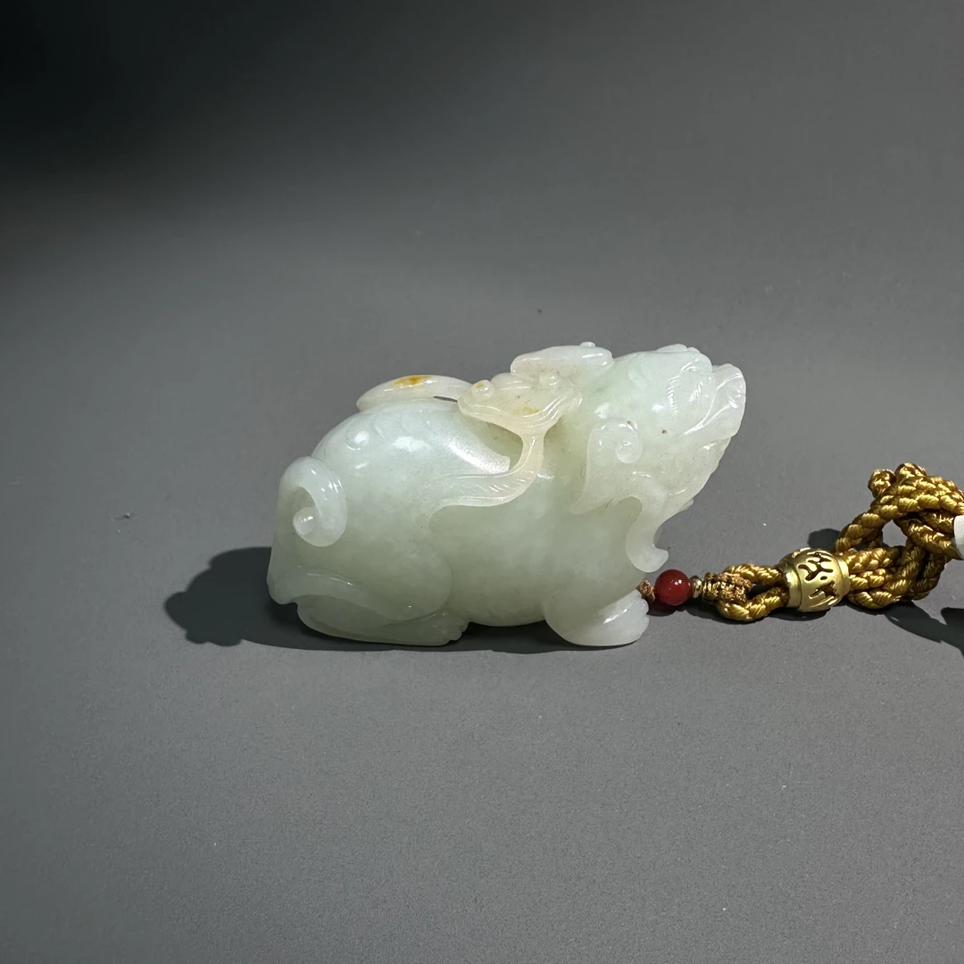 清代和田玉瑞兽把件