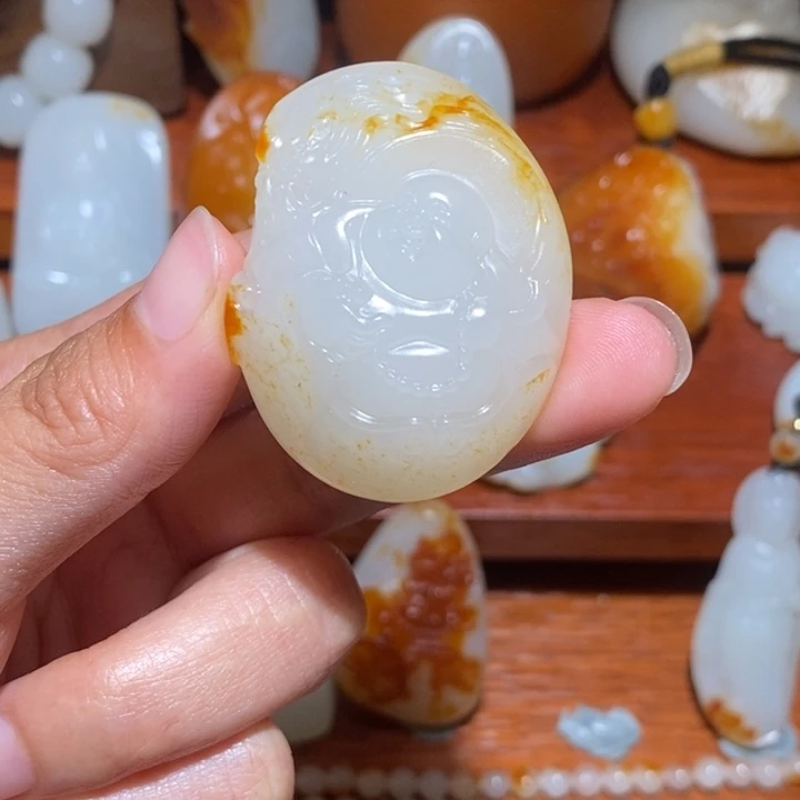 金***山和田玉未镶嵌颈饰