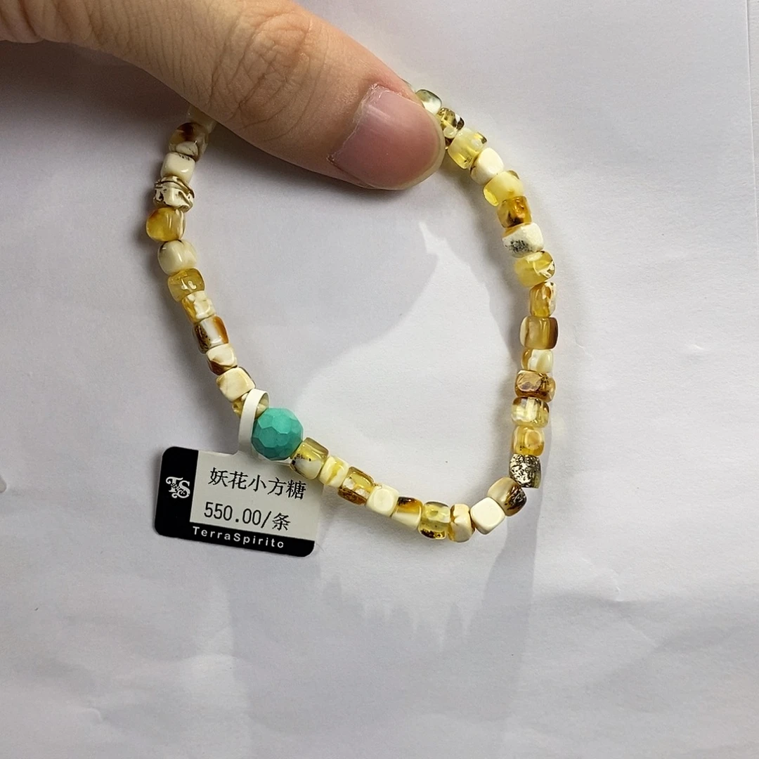 琥珀未镶嵌颈饰多人