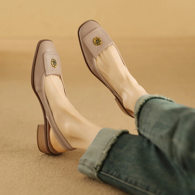 2025年法式夏季新款复古方头粗跟真皮山茶花小香风包头后空凉鞋女