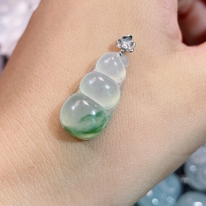 翡翠18K金镶嵌颈饰豆子