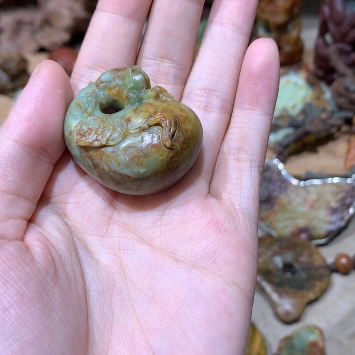 未镶嵌岫岩河磨玉（透闪石质玉）挂件