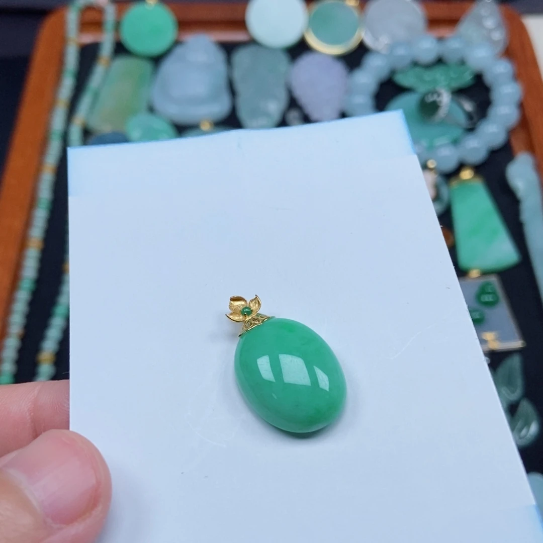 翡翠颈饰未镶嵌落**香