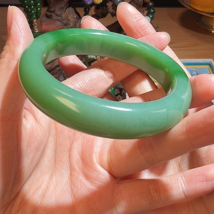 和田玉（碧玉）未镶嵌手镯俄碧。粉绿