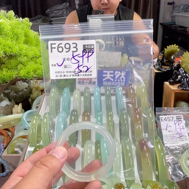 一***倍未镶嵌蛇纹石玉手镯