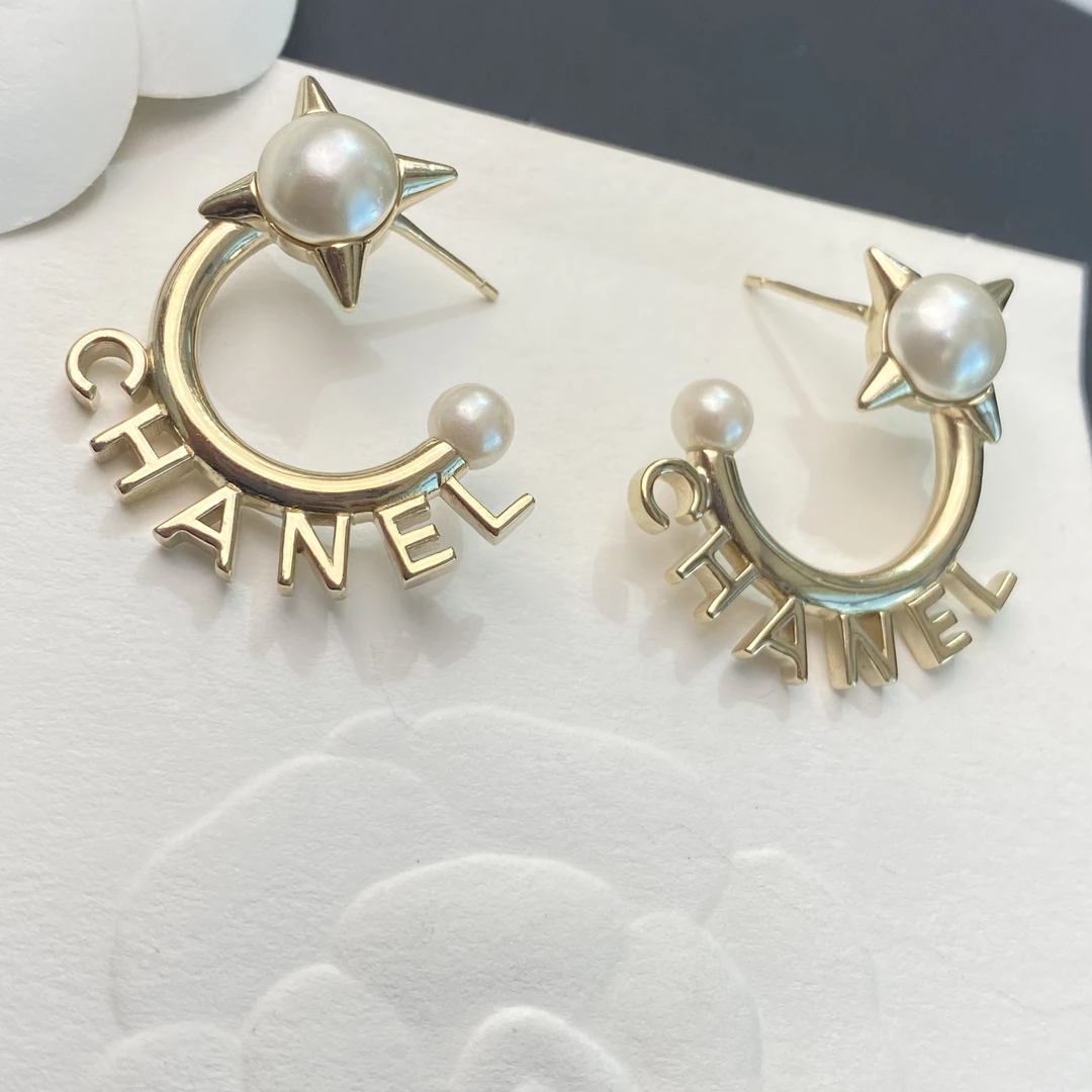未使用 Chanel/香奈儿 经典时尚金色字母耳圈精致耳钉21A/AY0020