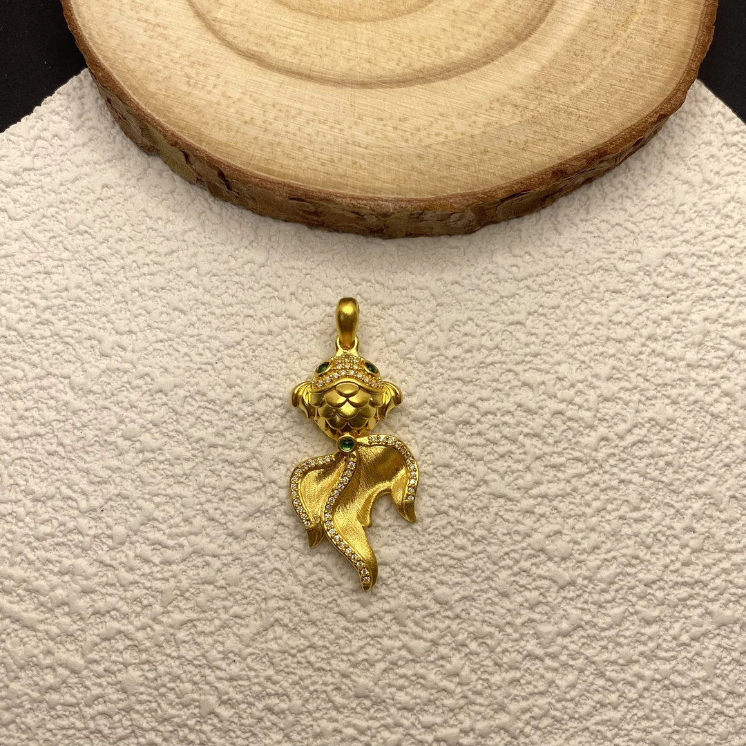 【金喜圆】足金999 莫桑拉丝金鱼吊坠 5D版/ 带证书钢印