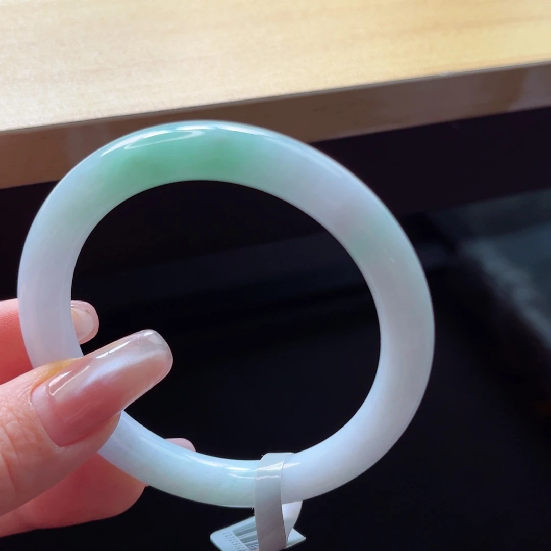 翡翠手镯未镶嵌手镯