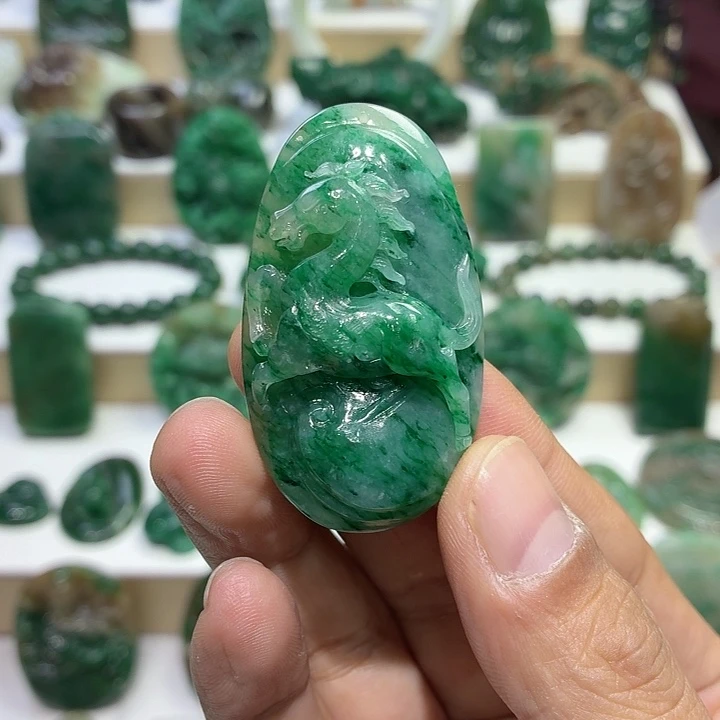 独山玉未镶嵌颈饰马牌