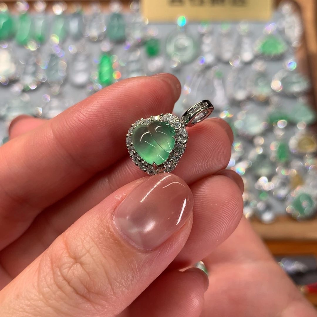 翡翠18K金镶嵌颈饰吊坠