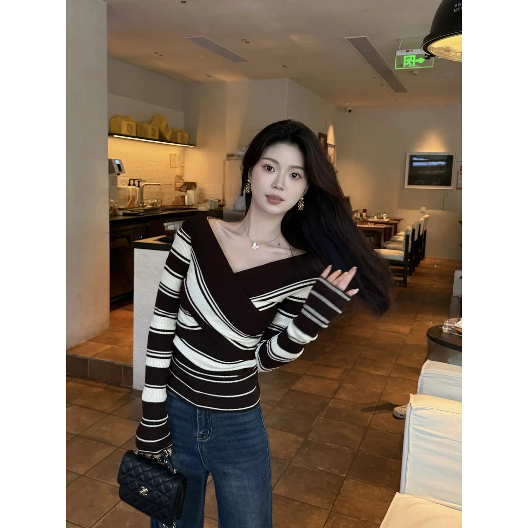 秋日织语韩系气质交叉V领条纹针织衫女百搭长袖收腰设计感上衣