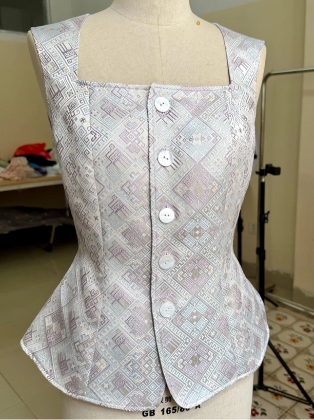 壮锦凤蝶纹复古方领收腰款马甲