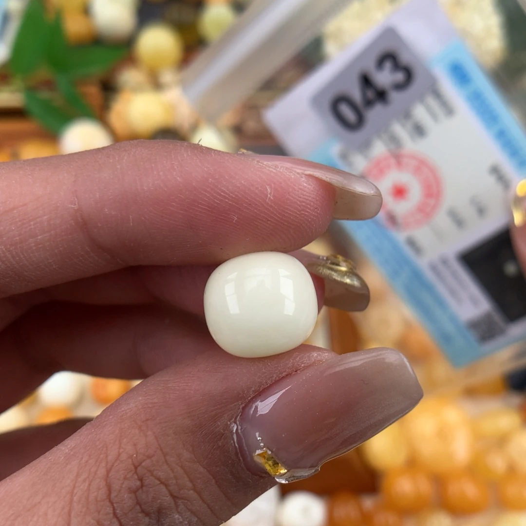 琥珀珠宝奇石未镶嵌12 底部皮色点