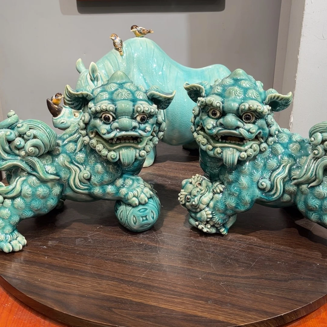 L***喜陶瓷浅绿玻璃釉狮子一对带底座犀牛带底座