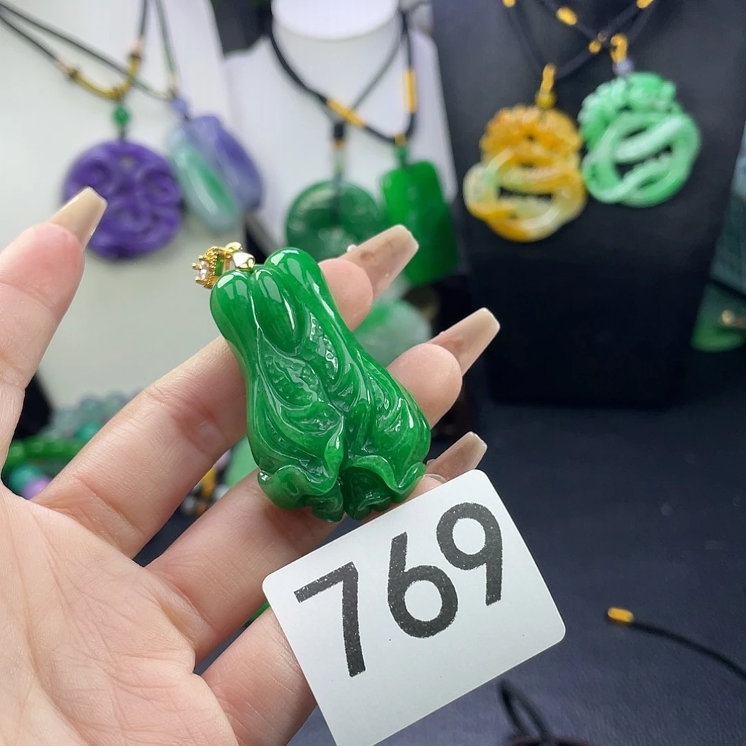 翡翠未镶嵌吊坠(赠链)