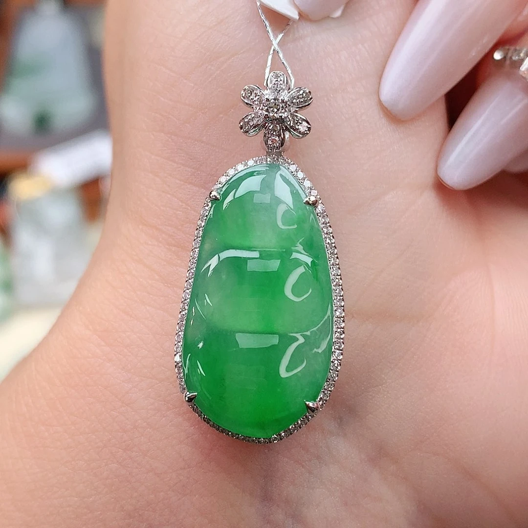 颈饰18K金镶嵌翡翠豆子