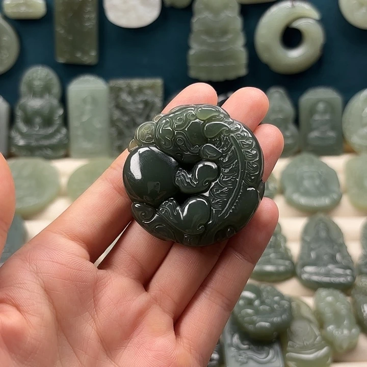 帅***果和田玉未镶嵌颈饰