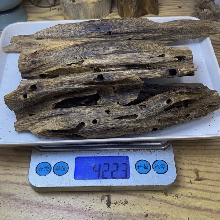 礼***5沉香沉香碎屑绿棋422 克。