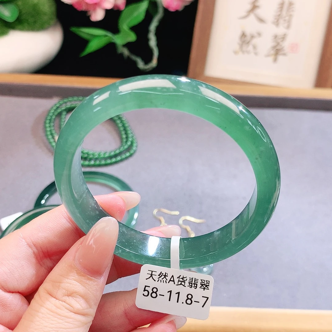 未镶嵌手镯（圆镯）翡翠