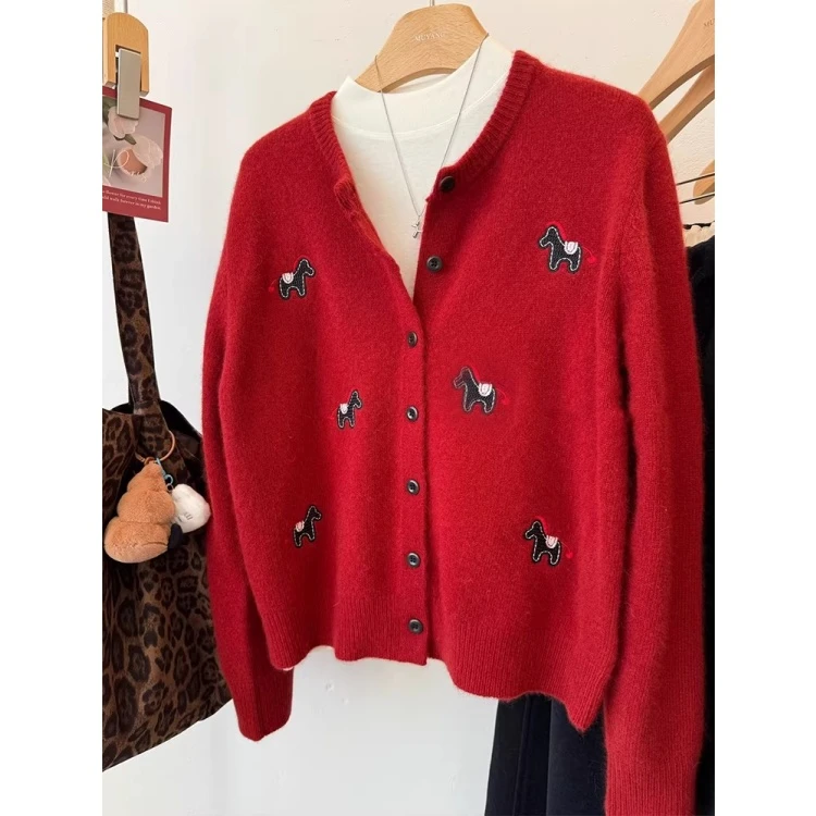 韩系温柔风小马刺绣红色开衫女秋冬新款单排扣圆领设计感毛衣外套