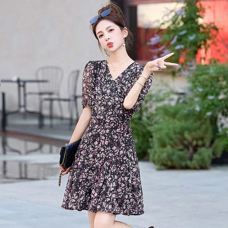 2025夏新款今年流行时尚超好看小个子洋气系带收腰V领碎花连衣裙