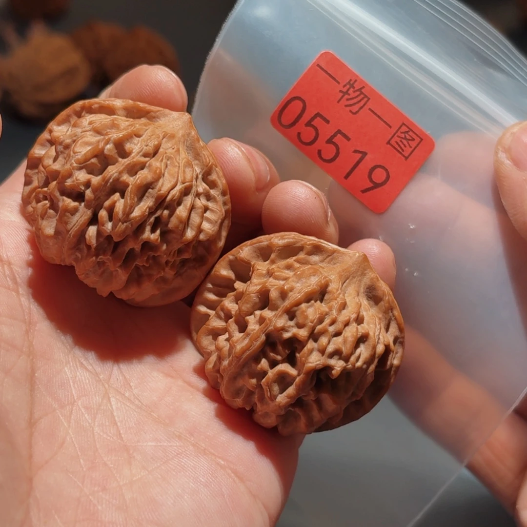 人****文玩核桃把件红珊瑚