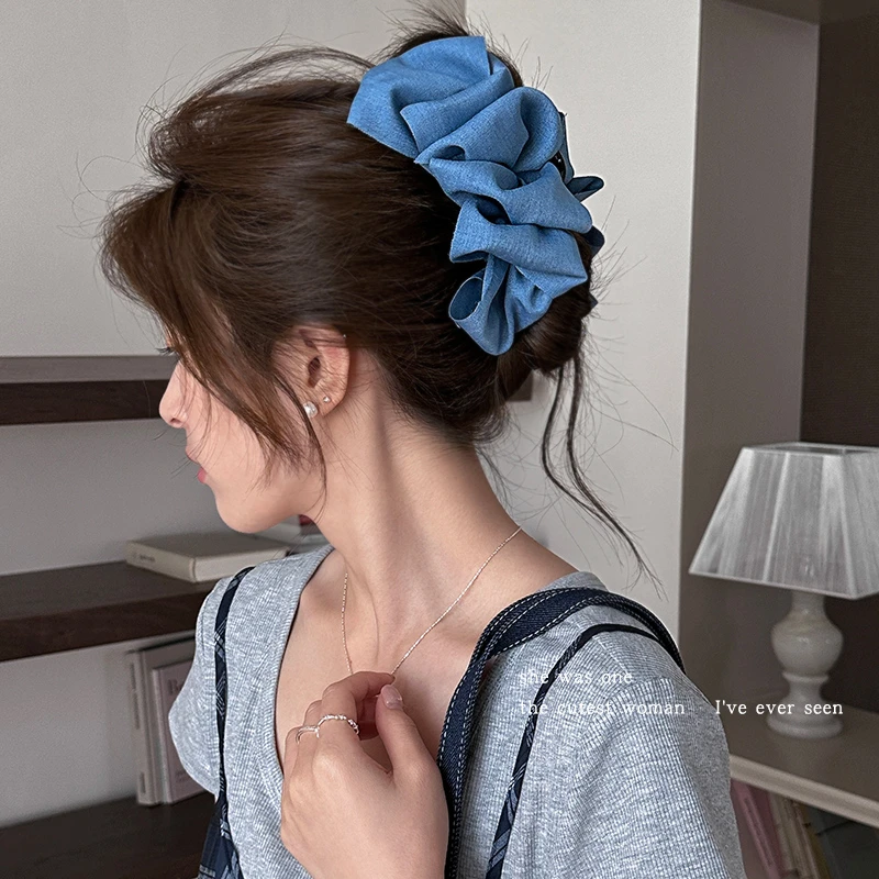 牛仔蓝色泡泡抓夹女2025新款褶皱发夹后脑勺鲨鱼夹大号发卡发饰品