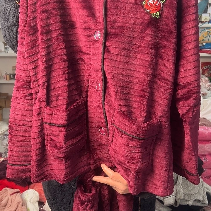 玫瑰红色睡衣一身