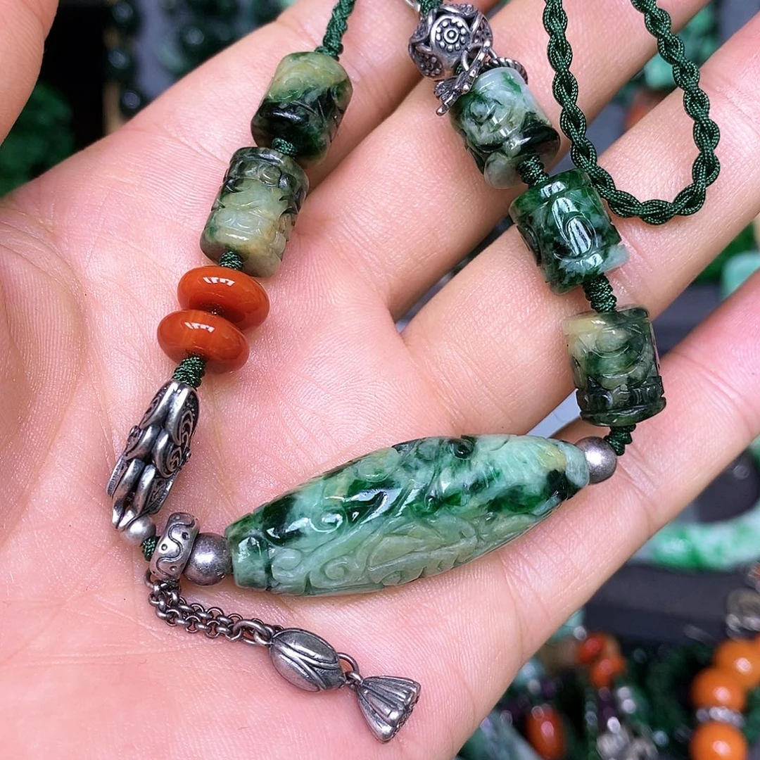 颈饰未镶嵌翡翠漂亮美眉