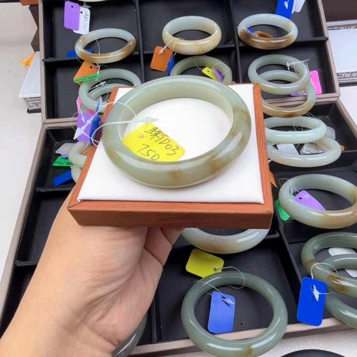 未镶嵌手镯和田玉七月