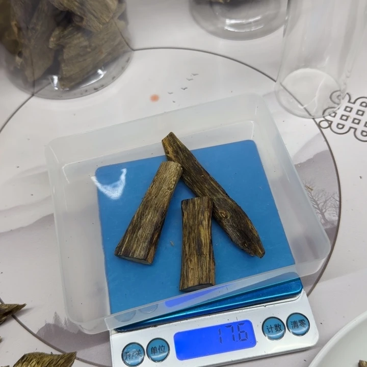 浩***福沉香碎屑沉香金沙叶吊通1.3克