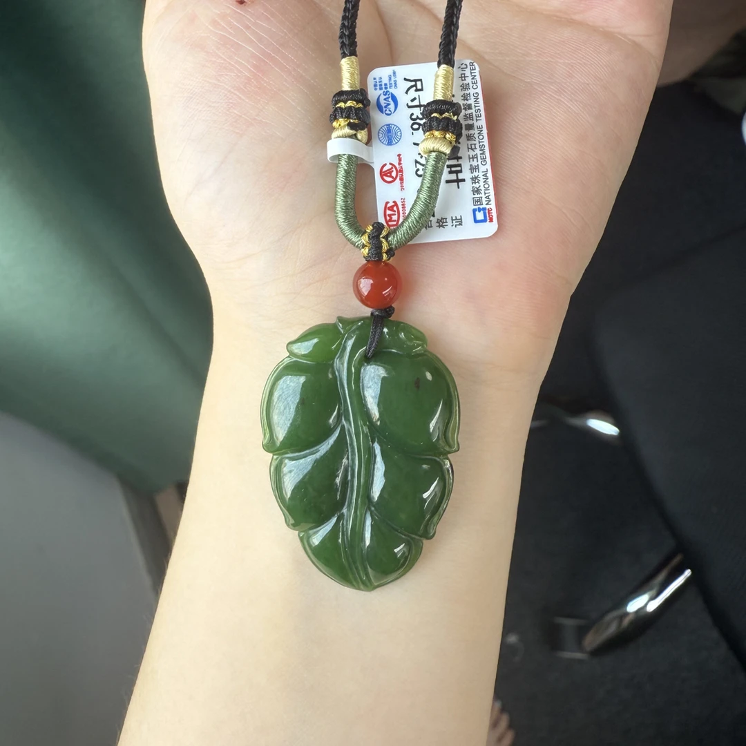 和田玉红皮菠菜绿金枝玉叶吊坠