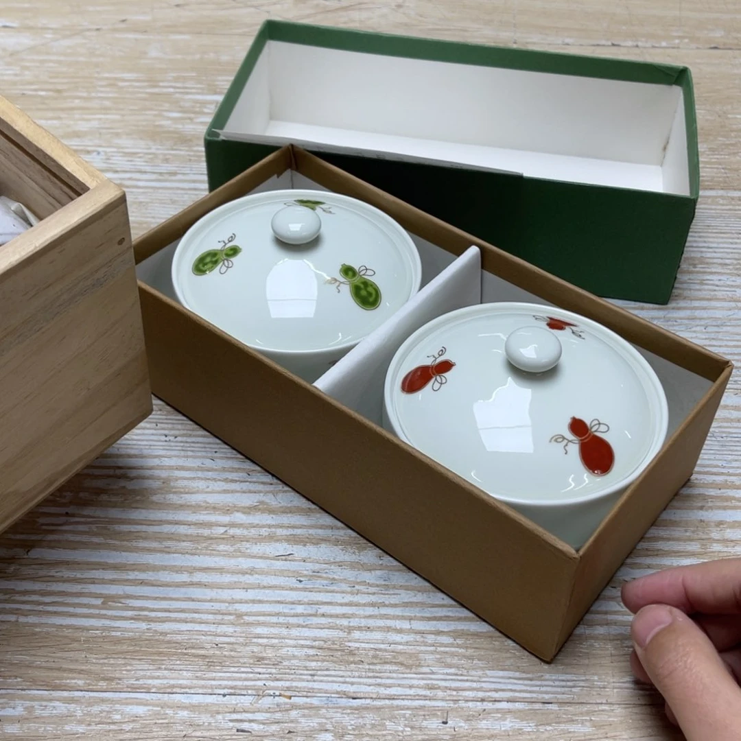 瓷片旧*堂密密麻麻地排列着一个