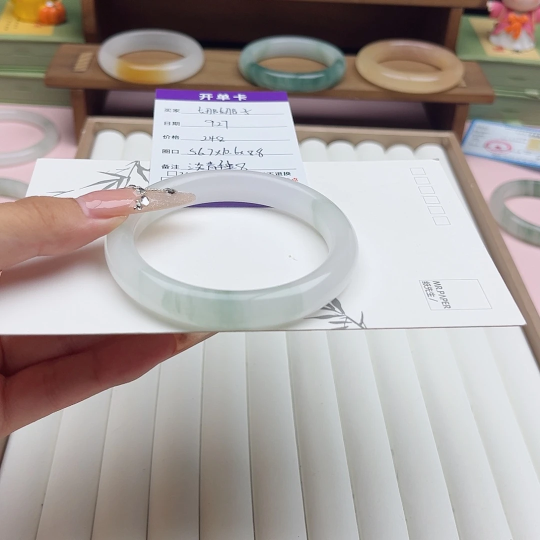 娜***子石英质玉未镶嵌手镯