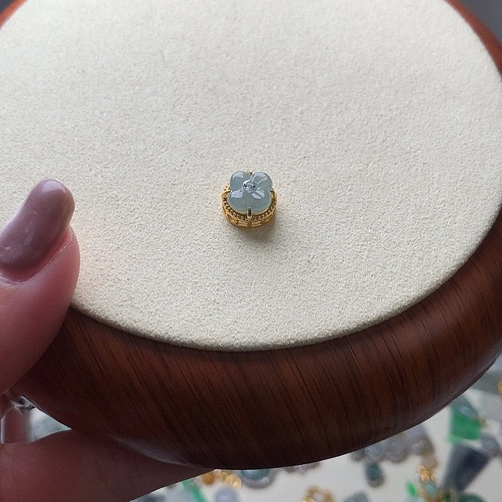 翡翠颈饰未镶嵌画画